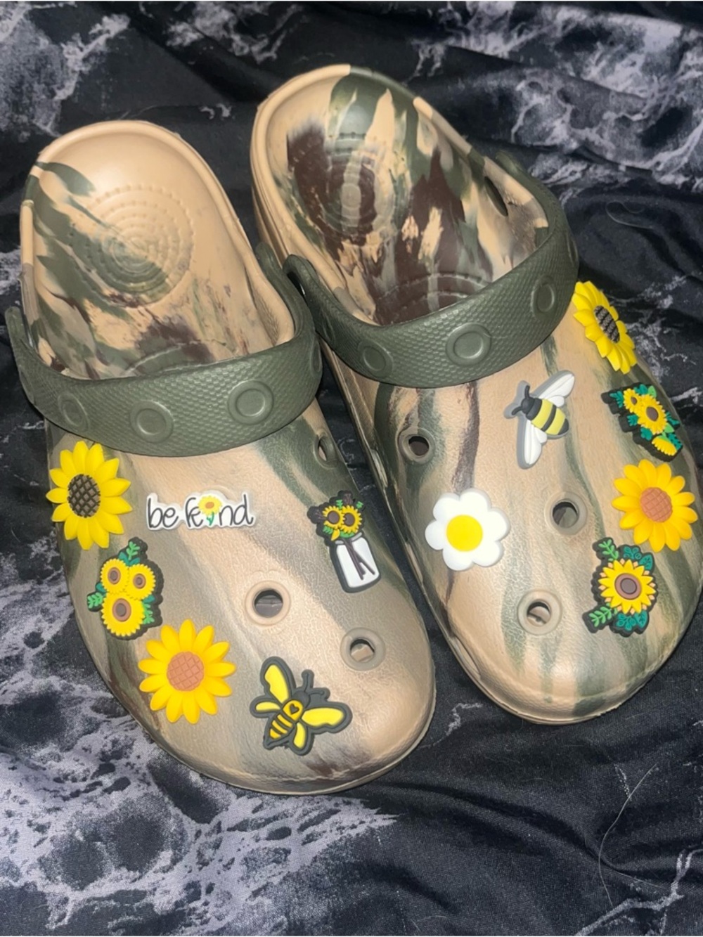 Crocs marble Camouflage Garden Clog with Sunflower & Bee Charms m5 w7